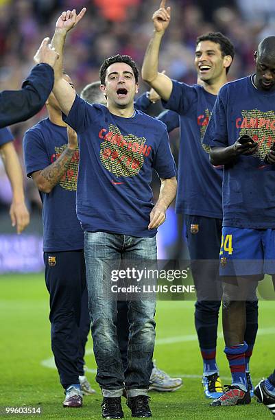 Barcelona's midfielder Xavi Hernandez celebrate with teammates after winning their Spanish League football match against Valladolid at Camp Nou...