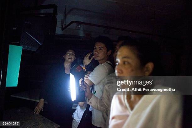 Hotel staff and guests evacuate the Dusit Thani hotel after an attack by red shirts as the violence in central Bangkok continues on May 17, 2010 in...