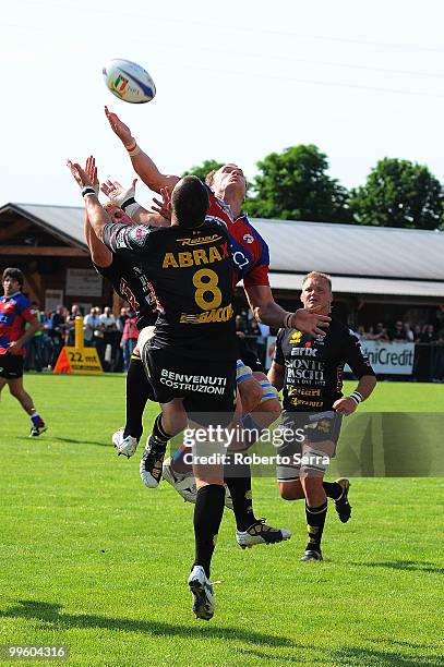 Jacobus Abraham Immelman of Femi Rovigo competes the ball with Quintyn Geldenhuys of Montepaschi Viadana during the match between Montepaschi Viadana...