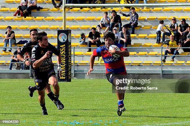 Gabriel Pizarro of Femi Rovigo runs with the ball during the match between Montepaschi Viadana and Femi Rovigo at Stadio Luigi Zaffanella on May 16,...