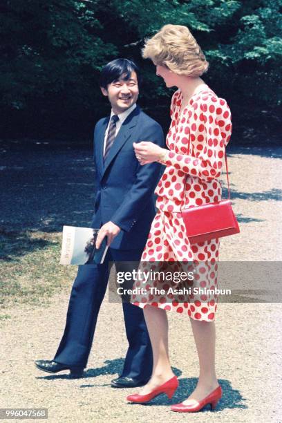 Princess Diana, Princess of Wales and Prince Naruhito stroll at the Shugakuin Imperial Villa on May 9, 1986 in Kyoto, Japan.