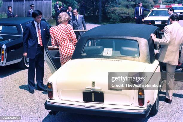 Prince Charles, Prince of Wales and Princess Diana, Princess of Wales are seen on departure at the Shugakuin Imperial Villa on May 9, 1986 in Kyoto,...