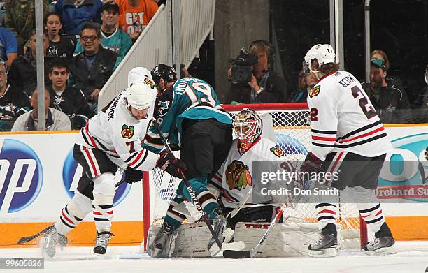 Antti Niemi, Brent Seabrook and Duncan Keith of the Chicago Blackhawks defend the net against Joe Thornton of the San Jose Sharks in Game One of the...