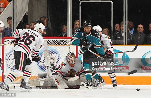 Antti Niemi, Dave Bolland and Duncan Keith of the Chicago Blackhawks defend the net against Manny Malhotra of the San Jose Sharks in Game One of the...