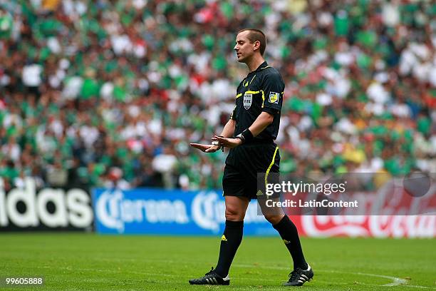 Referee Mark Geiger reacts during a friendly match against Chile as part of the Mexico National team preparation for the South Africa World Cup at...