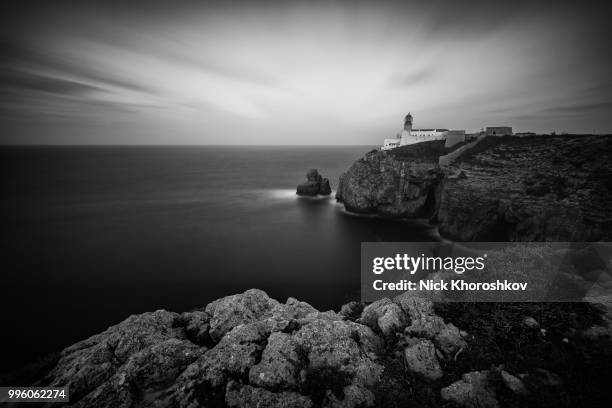 black and white image of lighthouse at cape st. vincent - vincent stein stock-fotos und bilder
