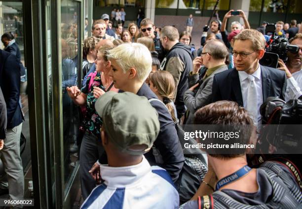 July 2018, Munich, Germany: Anja Sturm and Wolfgang Heer , Public Defenders of von Zschaepe, arrive to the trial at the Higher Regional Court. Today...