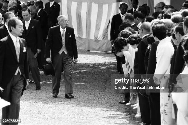 Emperor Hirohito walks toward guests prior to the Spring Garden Party at the Akasaka Imperial Garden on May 16, 1986 in Tokyo, Japan.