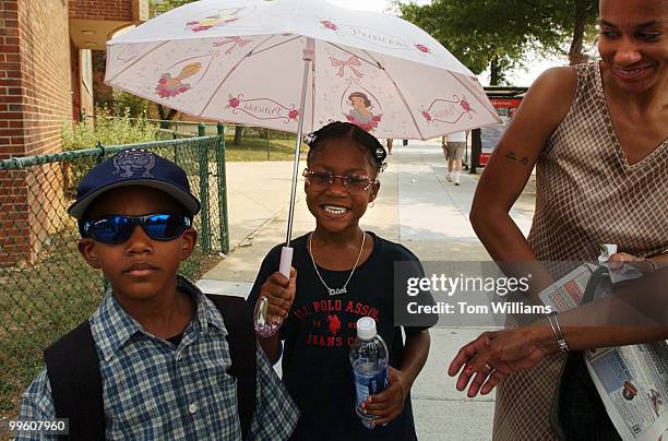 Nique and brother Edward of the District, tries to beat the heat during a stroll down Pennsylvania Avenue