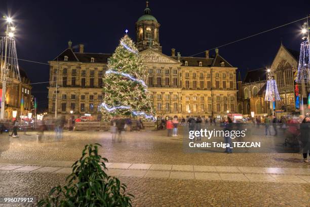 amsterdam en la noche-dam square - palacio real amsterdam fotografías e imágenes de stock