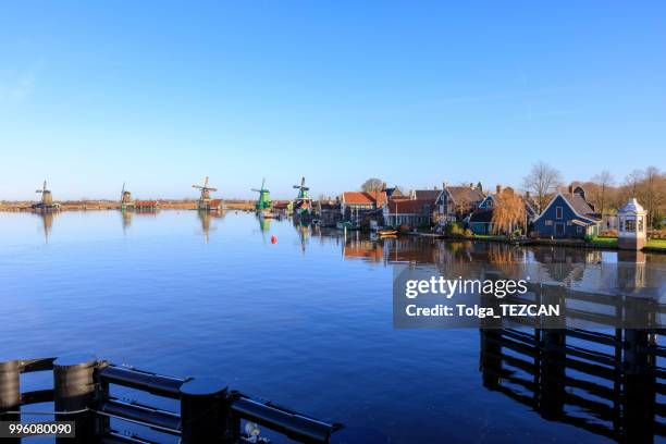 molino de viento en zaanse schans, países bajos - molinos de zaandam fotografías e imágenes de stock