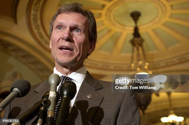 Sen. Tom Daschle, D-S.D., speak to the press after the Senate Luncheons.