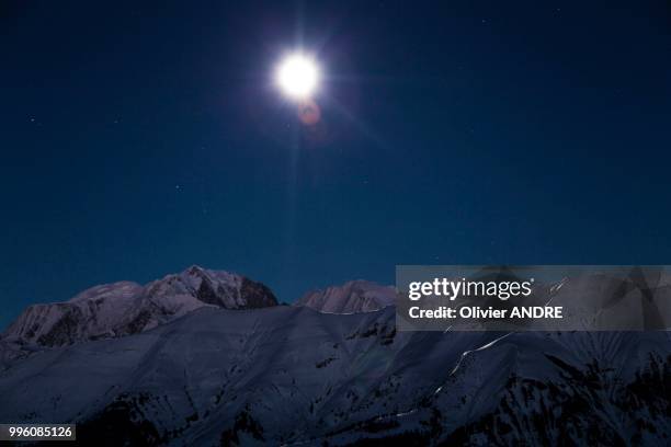 lever de lune sur le mont blanc - lune 個照片及圖片檔