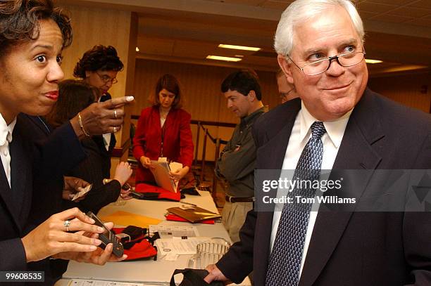 Member-elect Lincoln Davis, D-Tenn., learns about his new Blackberry from Rachelle Andrews of the House Information Resources, at new member...