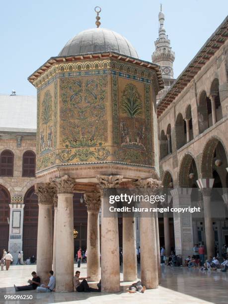 great umayyad mosque of damascus: dome of the treasury - umayyad mosque stock-fotos und bilder