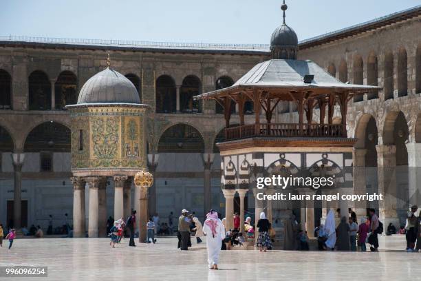 great umayyad mosque of damascus: dome of the treasury and fountain. - umayyad mosque foto e immagini stock