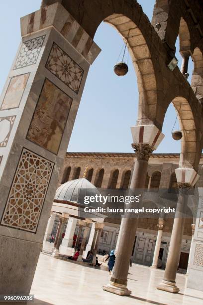 great umayyad mosque of damascus: courtyard and dome of the clock - umayyad mosque foto e immagini stock