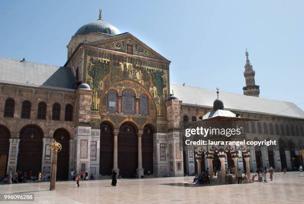 great umayyad mosque of damascus: fountain. - rituelle-waschung-im-islam stock-fotos und bilder