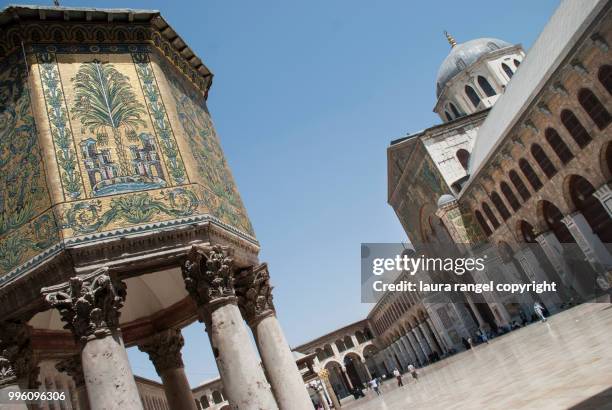 great umayyad mosque of damascus: dome of the treasury - umayyad mosque stock-fotos und bilder