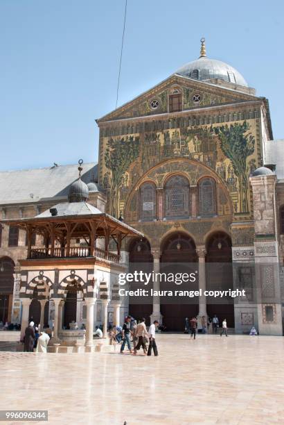 great umayyad mosque of damascus: fountain. - umayyad mosque foto e immagini stock