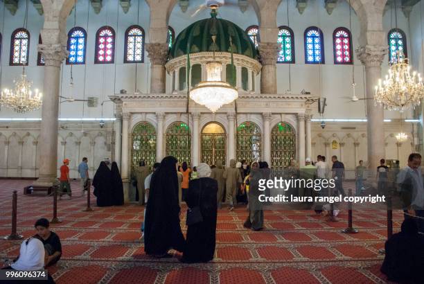 great umayyad mosque of damascus: shrine housing the head of john the baptist. day view - umayyad mosque stock-fotos und bilder