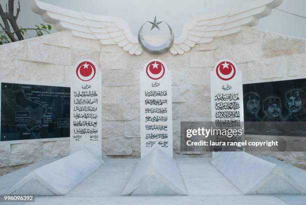 great umayyad mosque of damascus: turkish aviators tomb - umayyad mosque foto e immagini stock