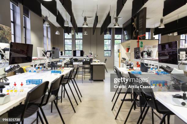 laboratory with microscopes and other equipments - university of queensland photos et images de collection