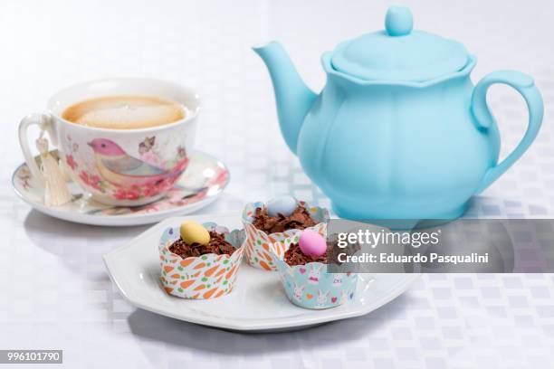 easter cupcake - cupcake teacup stockfoto's en -beelden