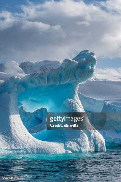 il tempo ha eroso l'iceberg nella baia di wilhemina in antartide - antartide foto e immagini stock