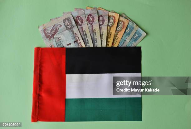 banconote degli emirati arabi uniti e bandiera - tutte le bandiere del medio oriente foto e immagini stock