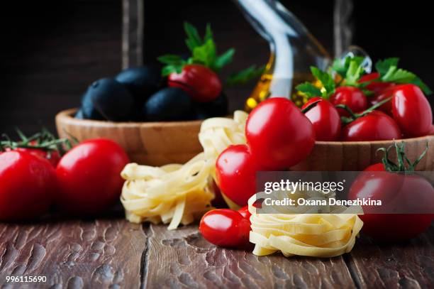 italian spaghetti with prawns and parsley - italian parsley stock pictures, royalty-free photos & images