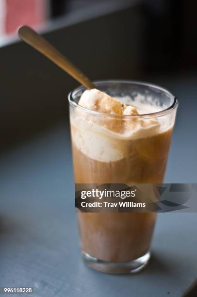 root beer float on a counter, by a window - ice cream counter stock-fotos und bilder