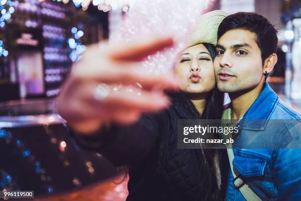 casal para fora na noite tendo selfie. - nazar - fotografias e filmes do acervo