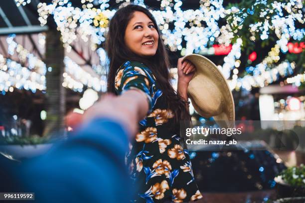 pareja disfrutando la vida nocturna en la ciudad. - nazar fotografías e imágenes de stock