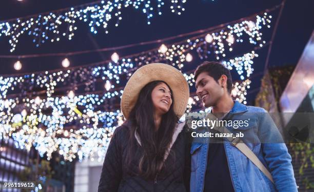 casal aproveitando a vida nocturna na cidade. - nazar - fotografias e filmes do acervo