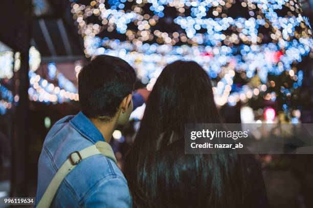 pareja disfrutando la vida nocturna en la ciudad. - nazar fotografías e imágenes de stock