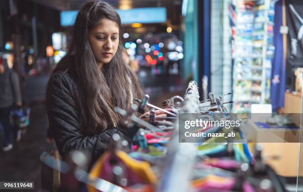 joven mujer de compras en el mercado de la noche. - nazar fotografías e imágenes de stock