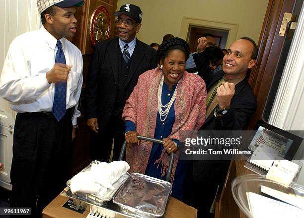 Rep. Shelia Jackson Lee, D-Texas, arrives with Texas barbecue for members of Chicago delegation from left, Reps. Jesse Jackson, D-Ill., Bobby Rush,...
