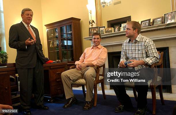 Sen. Johnny Isakson, R-Ga., speaks with Atlanta Brave right fielder Jeff Francoeur, center, and catcher Brian McCann. Members of the team, in town...