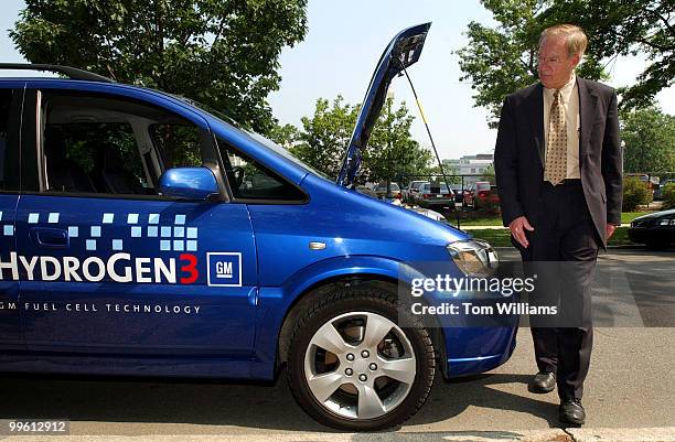 Chairman of the Senate Renewable Energy and Energy Efficiency Caucus Sen. Wayne Allard, R-Colo., checks out a General Motors hydrogen fuel cell...