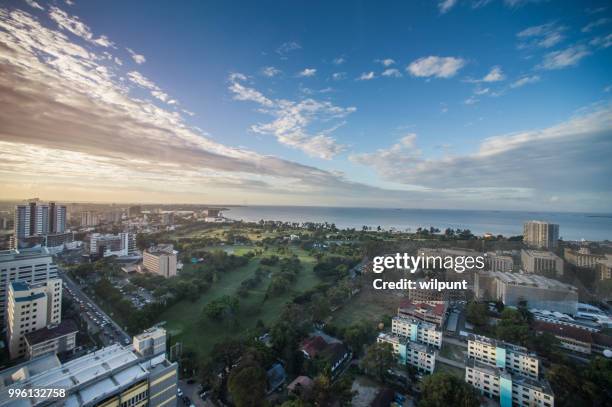 una vista de ángulo alto sobre el centro de la ciudad costa de dar es salaam y parque público con campo de golf - upper house park fotografías e imágenes de stock