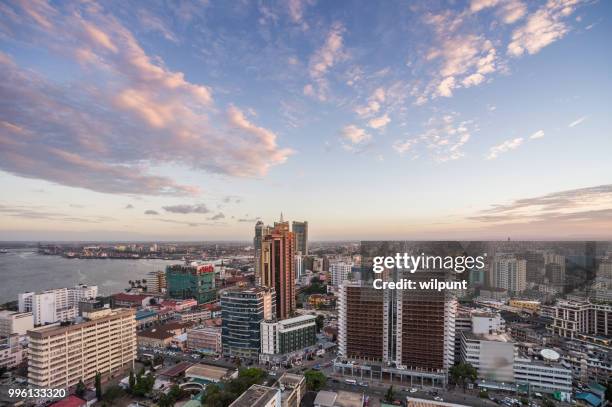 海岸線とダル エス サラーム ビジネス地区都市景観高角度表示 - tanzania ストックフォトと画像