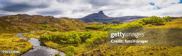 flusso scozzese che scorre attraverso il panorama delle highlands di mountain glen stac pollaidh - stac pollaidh foto e immagini stock