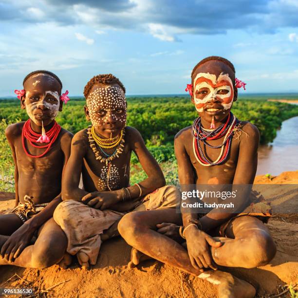 young boys de tribu karo, etiopía, áfrica - tribu de áfrica oriental fotografías e imágenes de stock