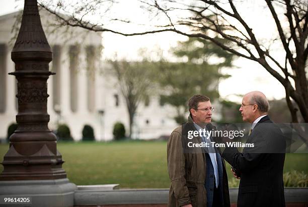 Sen. Kent Conrad, D-N.D., left, talks with David Walker, president and CEO of the Peter G. Peterson Foundation, before Conrad boarding a bus with...