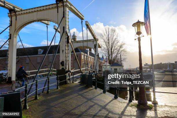 magere brug (magere brug), amsterdam, nederland, europa - magere brug stockfoto's en -beelden