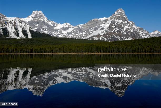 howse peak and mount chephren, right, reflected in waterfowl lake, banff national park, rocky mountains, alberta province, canada - howse peak 個照片及圖片檔