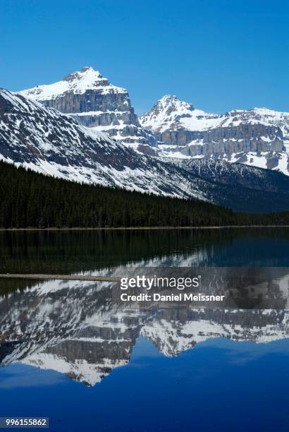 epaulette mountain and kaufmann peaks, right, reflected in waterfowl lake, banff national park, rocky mountains, alberta province, canada - kaufmann stock-fotos und bilder