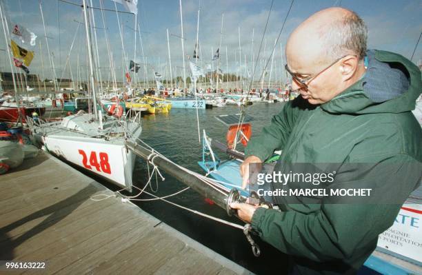 Italien Ettore Dottori, skipper du monocoque de 6,50 mètres "Elvox", amarre un cordage sur le bout-dehors de son voilier le 24 Septembre 1999 sur le...