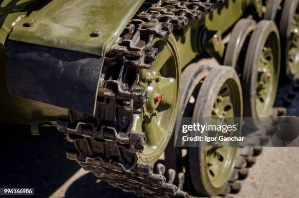 caterpillars and tank wheels - raupenfahrwerk stock-fotos und bilder
